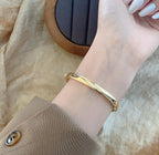 Reloj de pulsera minimalista con brazalete ovalado delicado para mujer