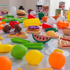 KidKraft Juego de Comida de Juego de Simulación Deluxe Tasty Treats de 115 Piezas, Artículos de Plástico para Comestibles y Despensa, Regalo para Edades 3+