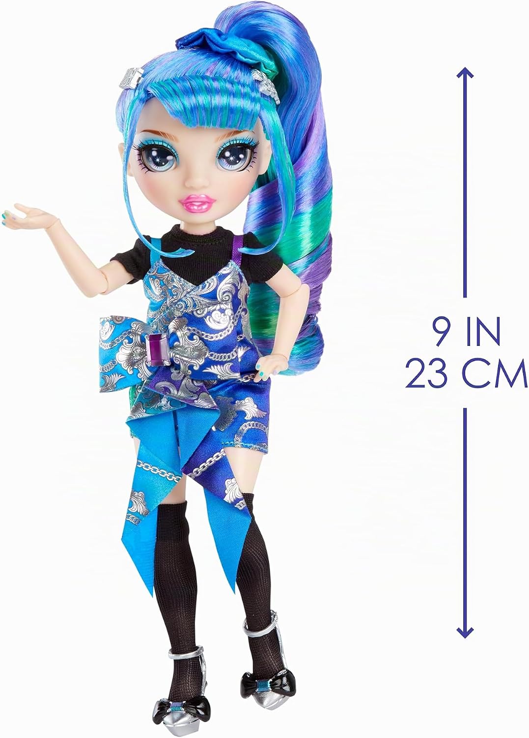 Rainbow High Junior High Edición Especial Holly De'Vious - Muñeca de moda azul y verde de 9 pulgadas con accesorios y mochila suave de apertura/cierre. Gran regalo de juguete para niños de 4 a 12 años