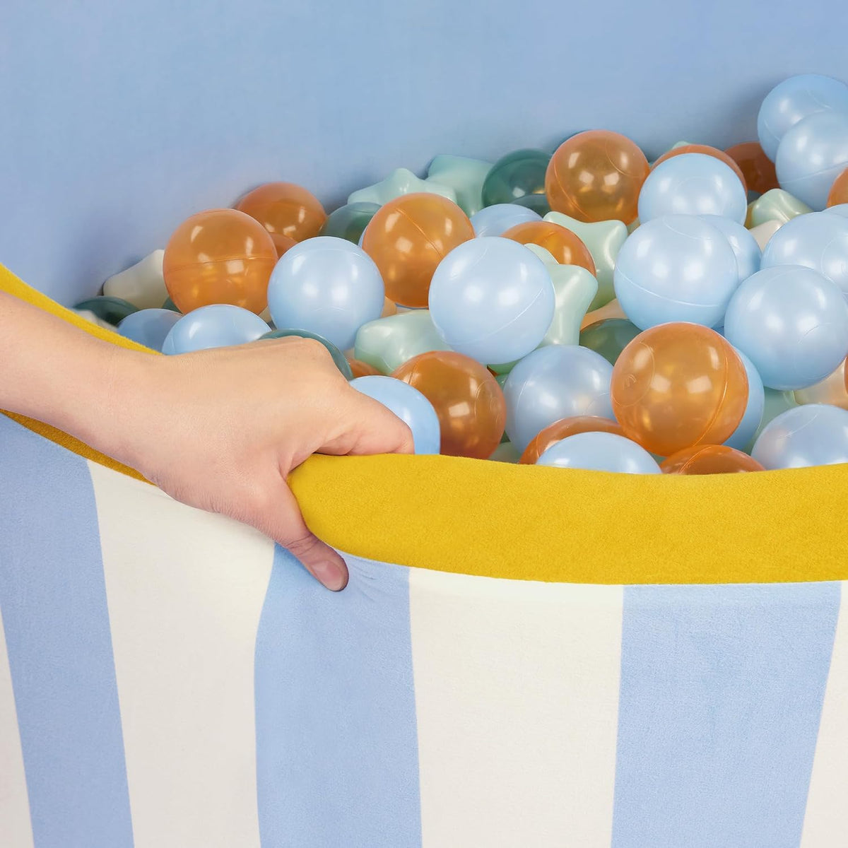 B. toys WonderFill - Piscina de bolas de espuma sensorial con 200 bolas