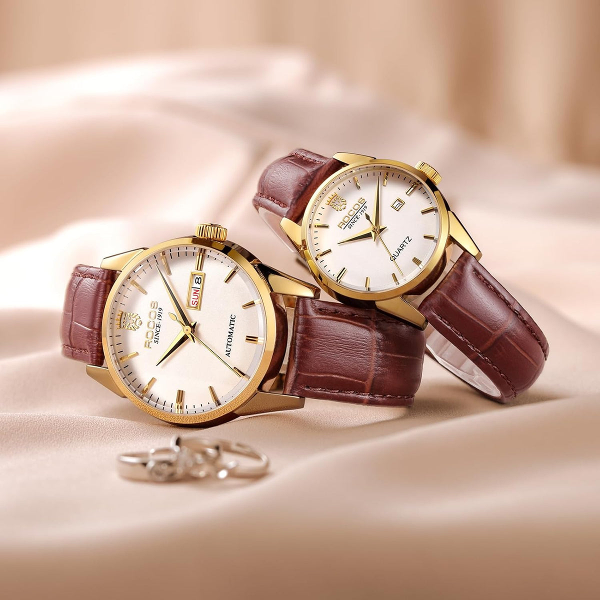 ROCOSJEWE R0101QL Juego de relojes para parejas - Caja clásica dorada con esfera blanca y correa de cuero marrón - Relojes automáticos de lujo de cuarzo para hombre y mujer - Regalo
