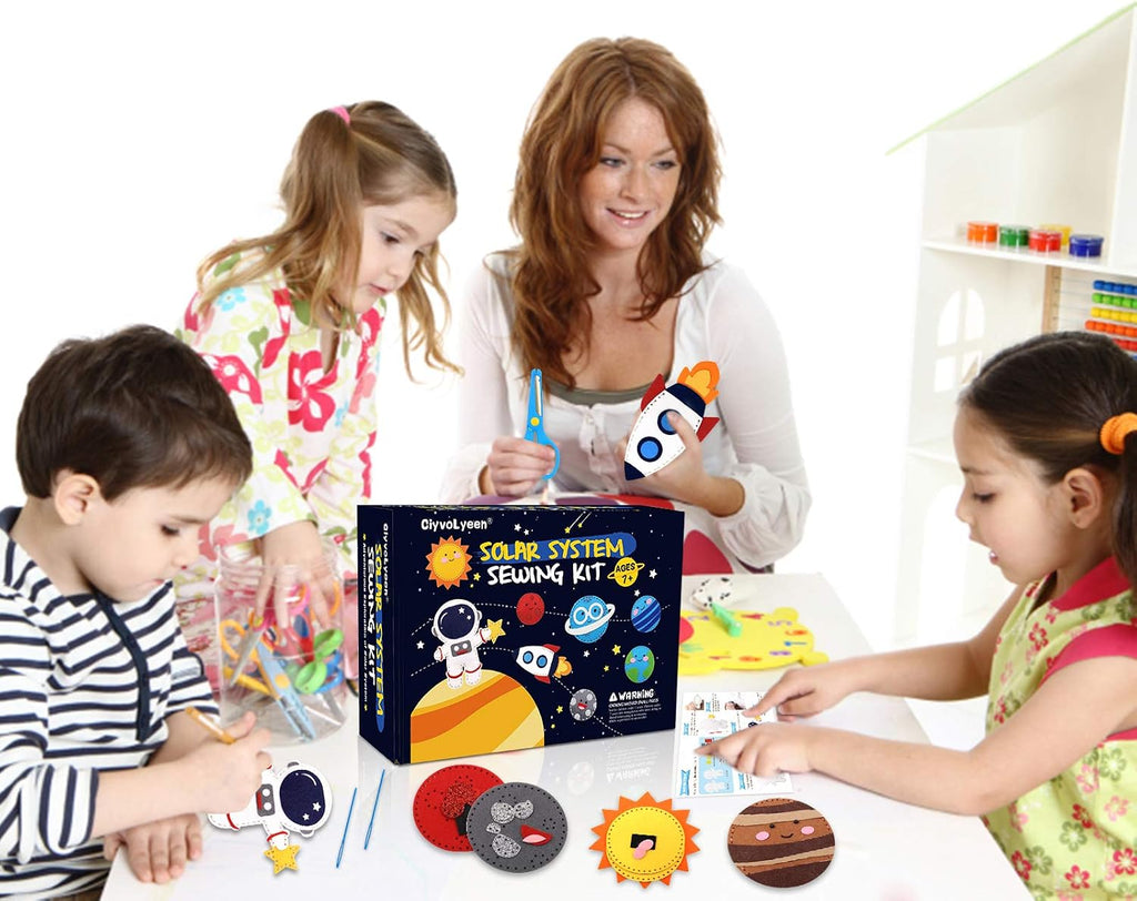 CiyvoLyeen Kit de costura espacial para niños, sistema solar, actividades de bricolaje para niños, suministros de manualidades de fieltro para 7, 8, 9, 10, 11, 12, niñas y niños, juego de costura educativo para principiantes, juego de 11