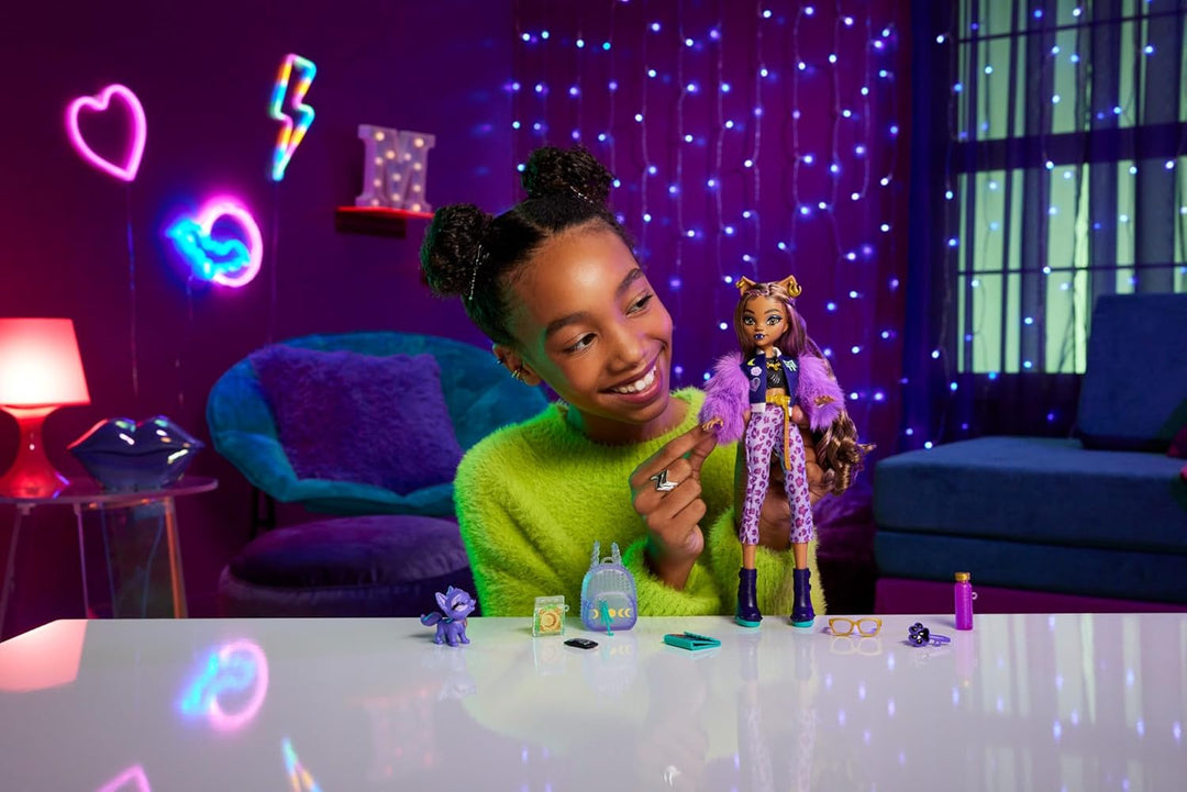 Muñeca de Clawdeen Wolf de Monster High con Perro Mascota Crescent...