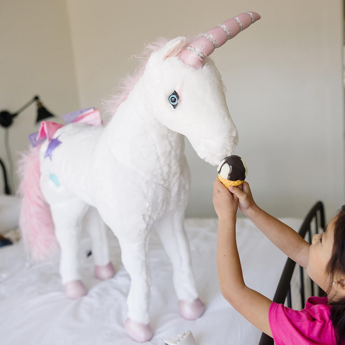 Unicornio de peluche Melissa & Doug, otro