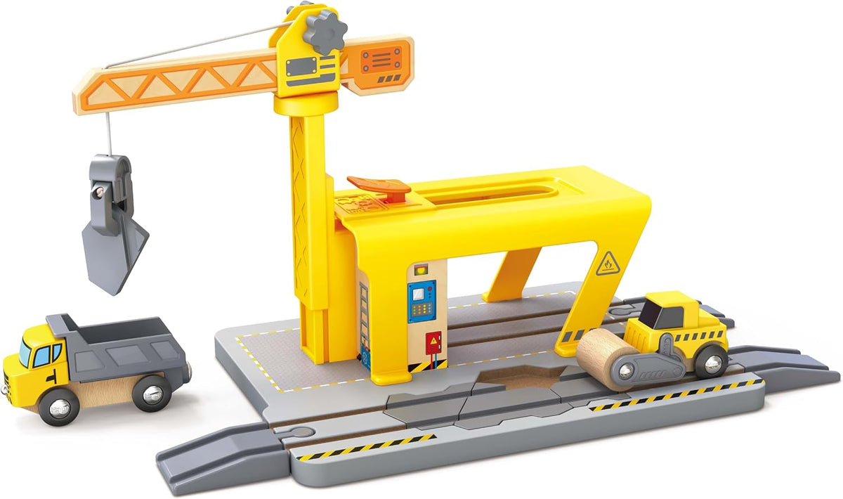 Hape Juego de construcción de grúa ferroviaria, accesorio de pista de tren de madera con grúa, cargador, camión volquete y rodillo de vapor, juguete educativo de construcción STEM para niños a partir