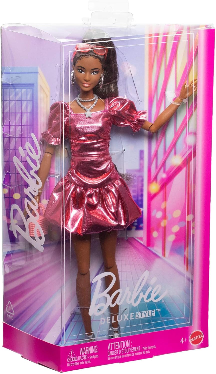 Barbie Muñeca de estilo de lujo #6 en vestido rosa coral metálico con dobladillo de burbujas, pelo negro en cola de caballo, accesorios como gafas de sol, joyas y bolso