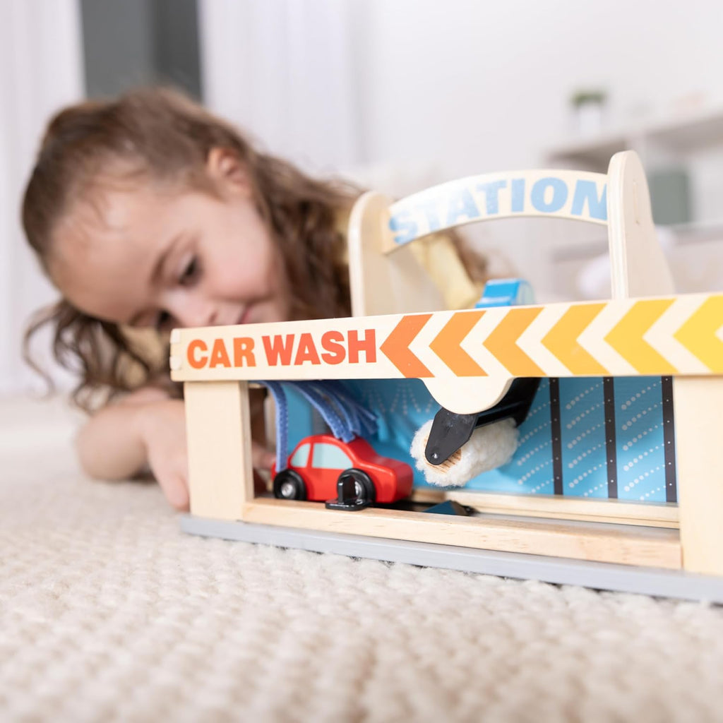 Melissa & Doug Estación de Servicio Parqueadero con 2 Coches de Madera y Lavado de Autos Drive-Thru