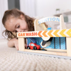 Melissa & Doug Estación de Servicio Parqueadero con 2 Coches de Madera y Lavado de Autos Drive-Thru