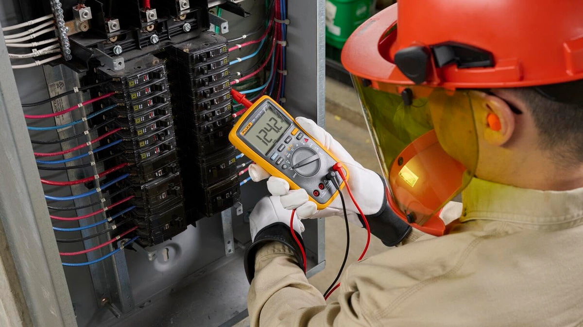 Fluke 17B+ Multímetro Digital, para Aplicaciones Eléctricas, Medidas de Voltaje AC/DC 1000V, Mediciones de Corriente hasta 10A, Resistencia, Continuidad, Diodo, Capacitancia, Frecuencia y Prueba de Temperatura