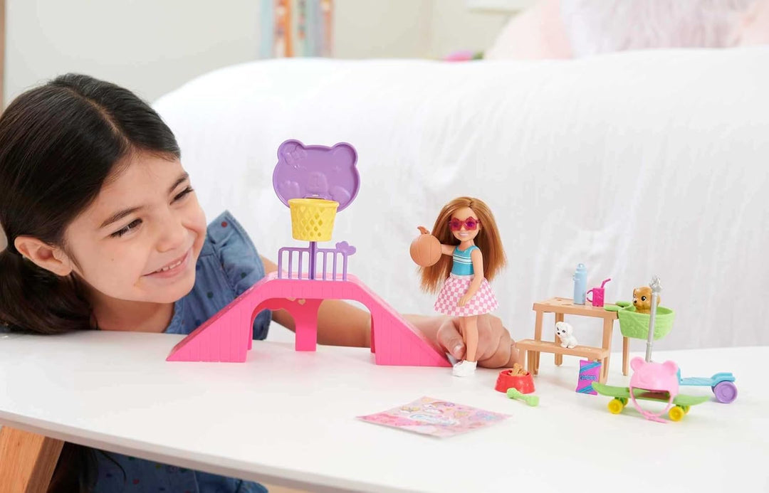 Barbie - Set de juego de muñeca Chelsea y parque de patinaje con 2...