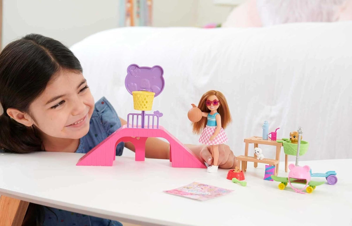 Barbie - Set de juego de muñeca Chelsea y parque de patinaje con 2...