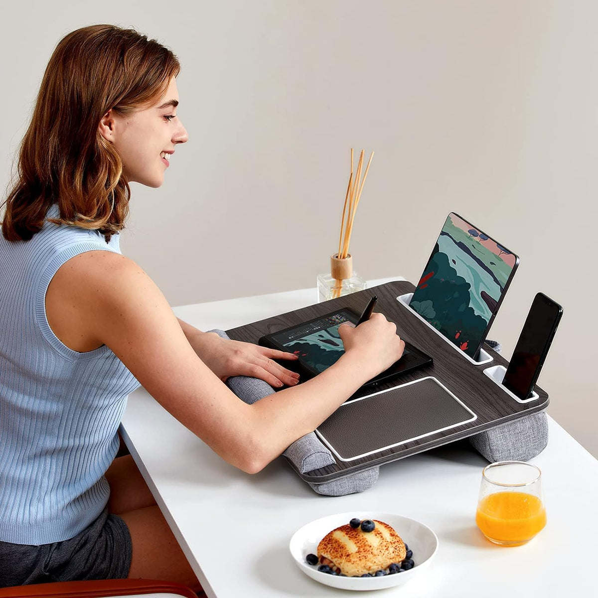 HUANUO - Escritorio portátil. Se adapta a laptops de hasta 17 pulgadas, almohadilla de muñeca integrada, para laptop, MacBook, tablet; soporte para laptop con sujeción para tablet, bolígrafo y teléfono (imitación de madera negra, grande)