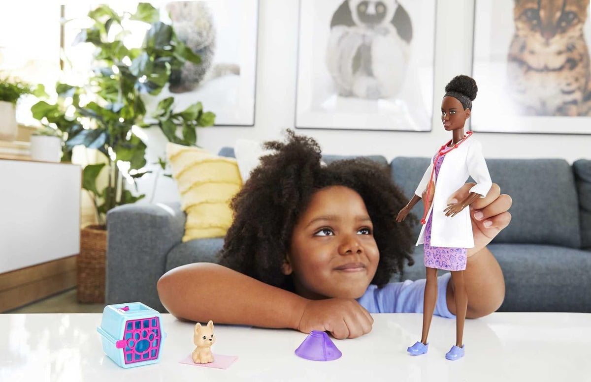 Barbie Careers - Muñeca y accesorios para mascotas morenas, traje e...