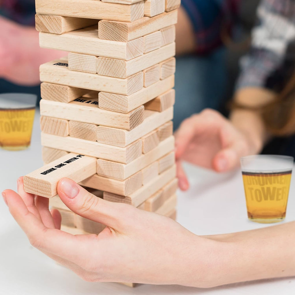 ArtCreativity Juegos de beber en torre para adultos, con 4 vasos y 60 bloques de madera con desafíos, divertidos juegos de fiesta para adultos para la noche de juegos, gran idea de regalo para todos