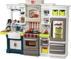 Step2 Elegant Edge - Juego de cocina para niños, cocina para interiores y exteriores, juego interactivo con luces y sonidos, hecho de plástico duradero, incluye 78 accesorios de juguete, para niños