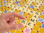 Juego de mesa de Scrabble Tile Lock, tablero mantiene los azulejos en su lugar, juego para 2-4 jugadores, edad mínima de 8 años en adelante, número de jugadores: 2-4, por Winning Moves Games USA