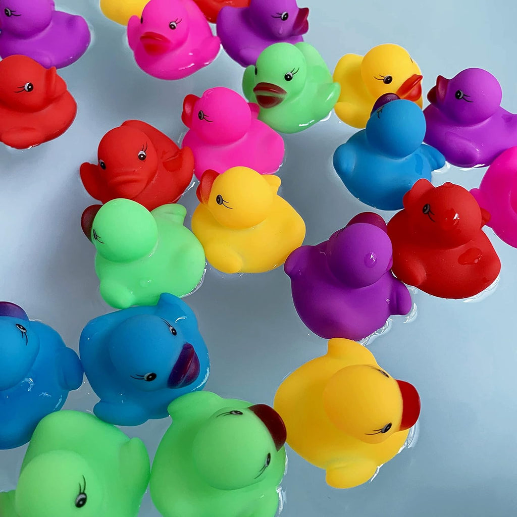 Paquete de 144 mini patos de goma, mini patitos de goma coloridos para el baño, flotan y chirriantes, juego de juguetes de piscina para recuerdos de fiesta, suministros de fiesta de cumpleaños