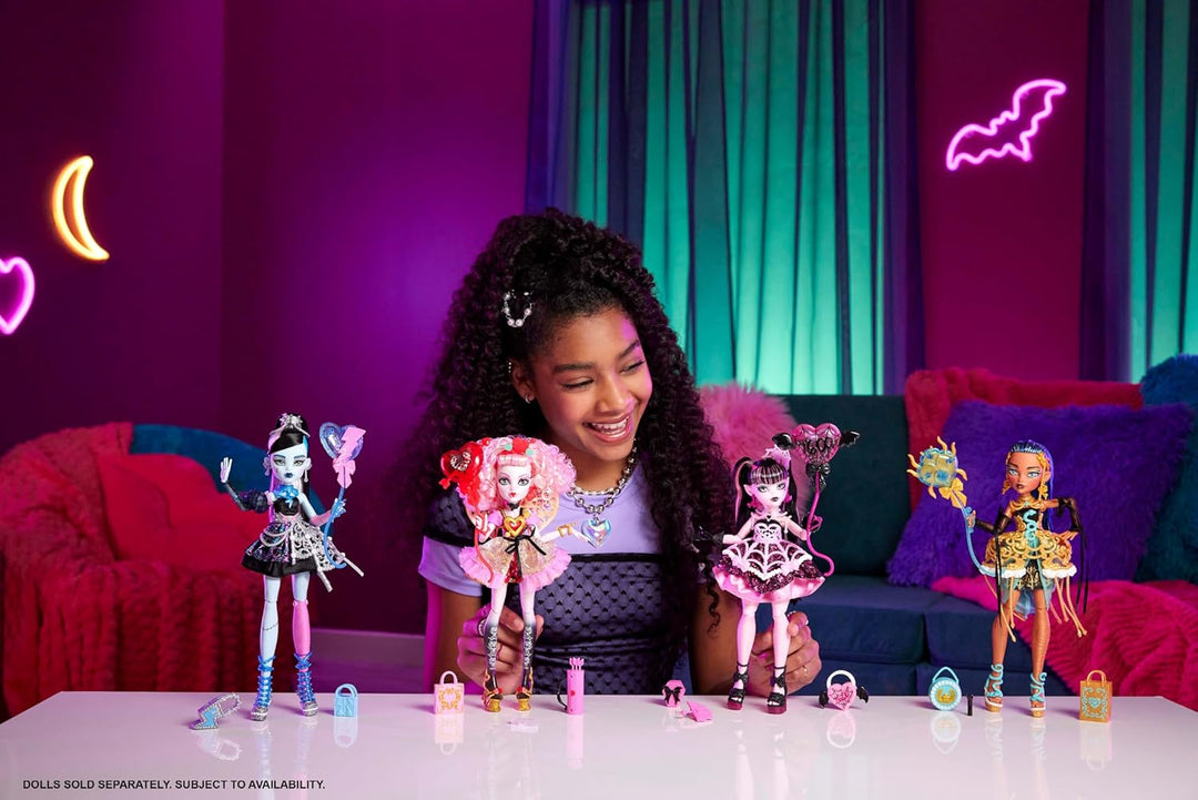 Monster High Kit de pastel de cumpleaños aterrador y dulce con muñe...