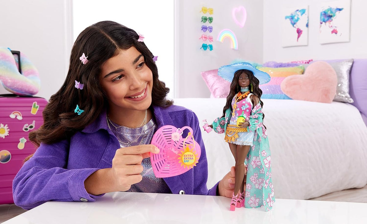 Muñeca Barbie Extra Fly con ropa y accesorios de viaje con temática...