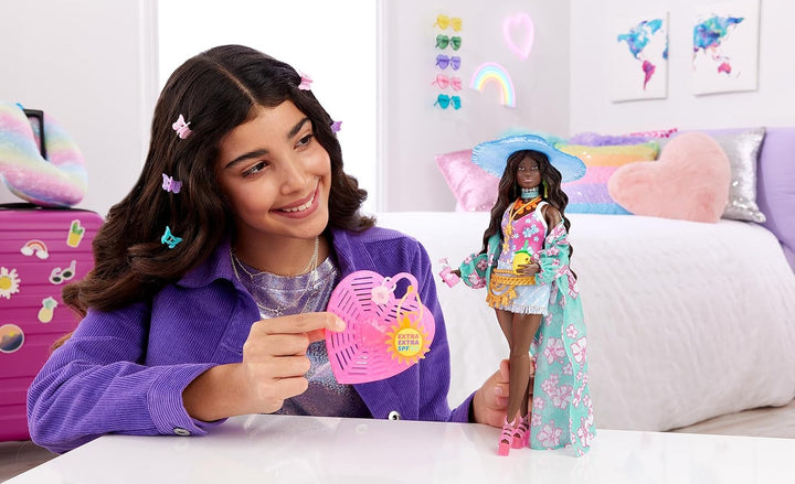 Muñeca Barbie Extra Fly con ropa y accesorios de viaje con temática...