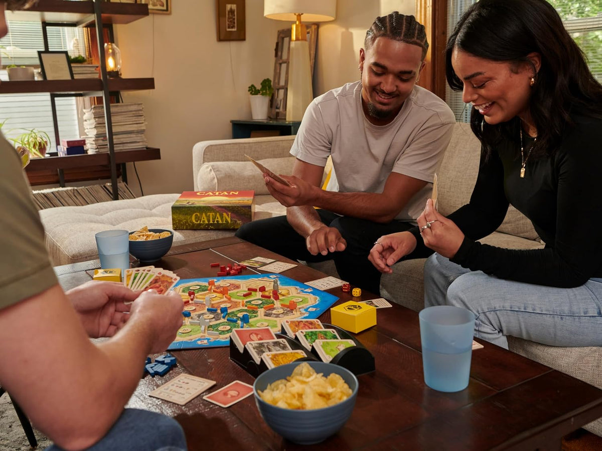 Catan - Juego de mesa (6ª edición) Intercambia, construye y establece en el clásico juego de estrategia para familia, niños y adultos, a partir de 10 años, 3-4 jugadores, tiempo de juego de 60-90