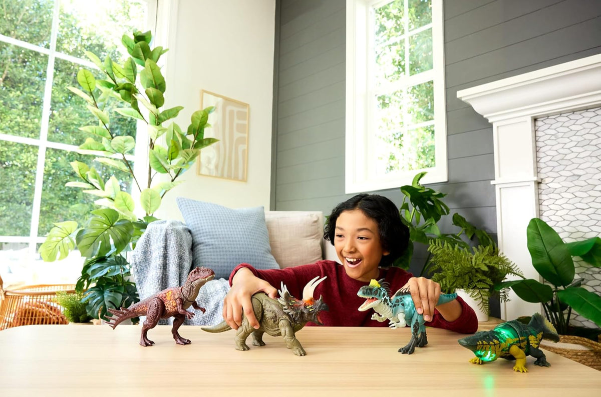 Mattel Jurassic World Wild Roar Triceratops - Figura de acción de dinosaurio, sonidos de rugido, ataque y luces, código de escaneo para juego digital