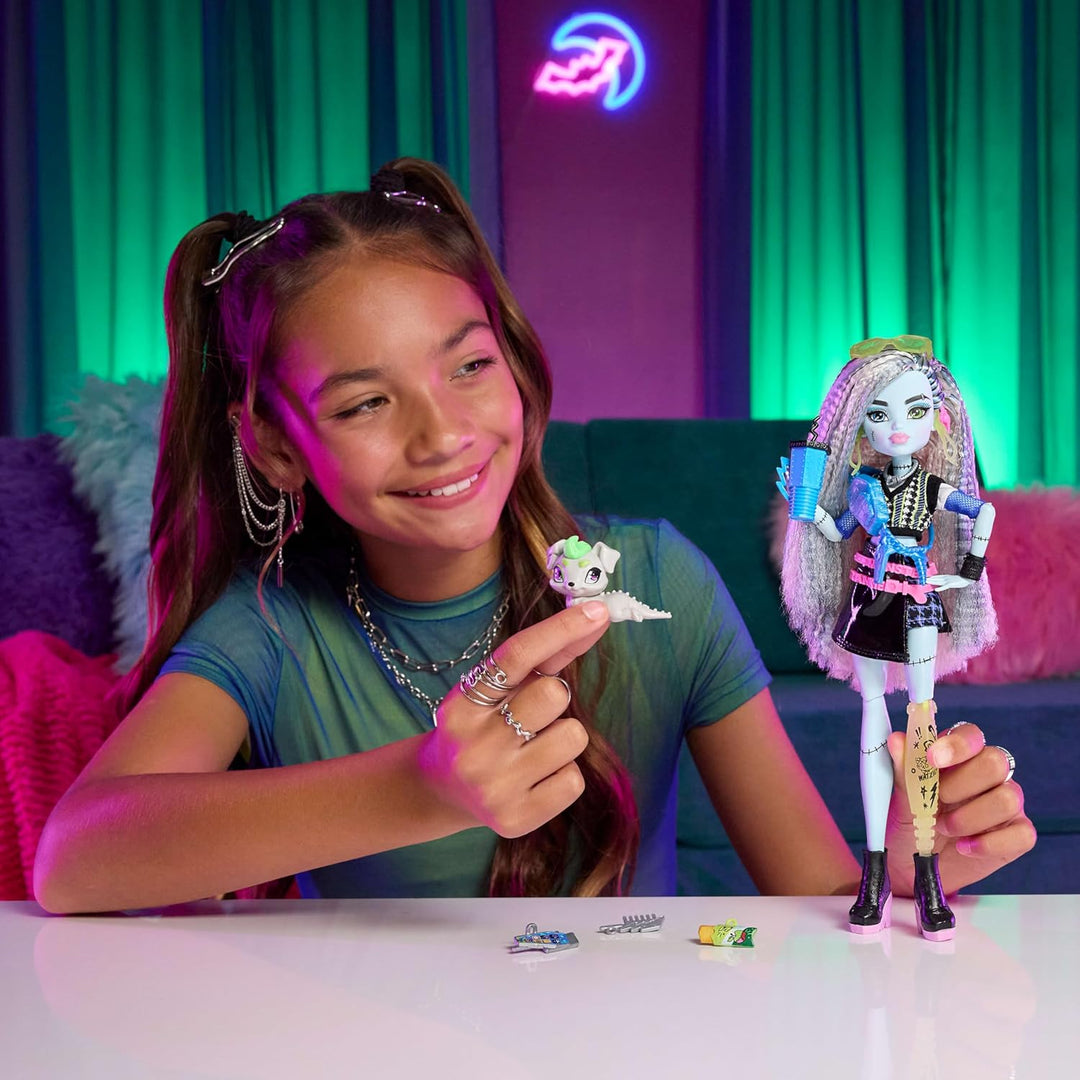 Muñeca Monster High, Frankie Stein con suéter recortado y falda de...