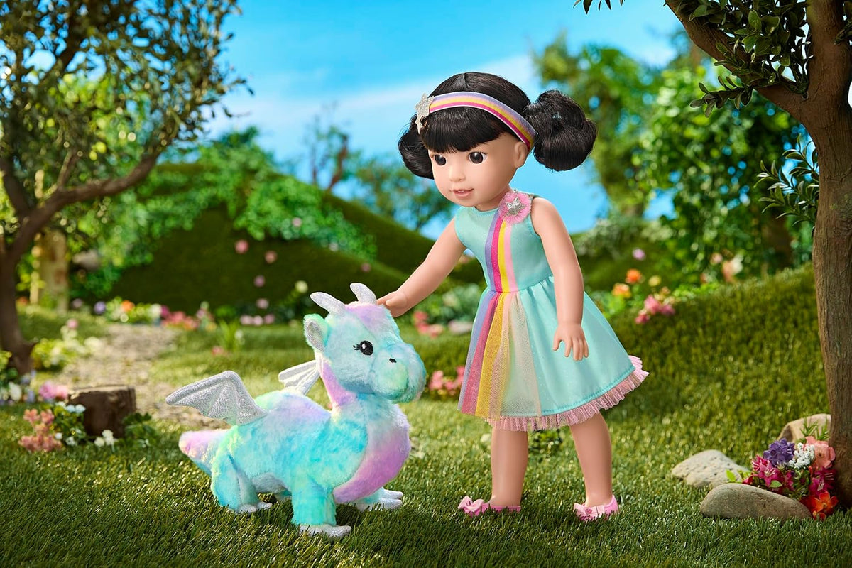 American Girl WellieWishers - Juego de muñecas Emerson de 14.5 pulgadas con Crisella the Dragon, vestido de muñeca y accesorios, y libro de cuentos, para mayores de 4 años (exclusivo de Amazon)