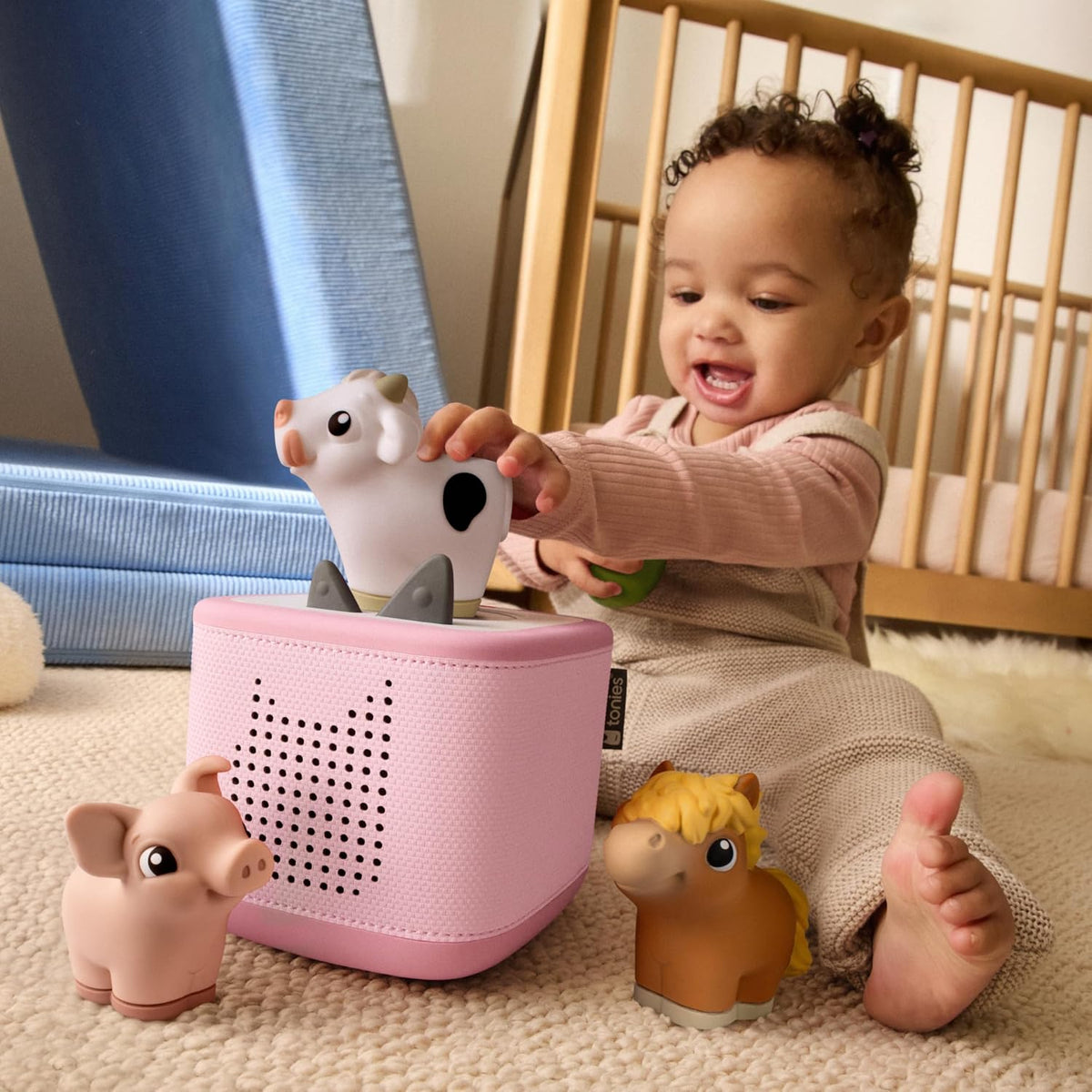 Toniebox 2 My First Farm Bundle para Kids 1+ con Soft y Squeezable Cow, Horse, y Pig - Cloud Pink