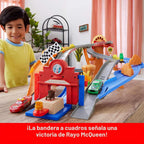 Mattel Disney y Pixar Cars Set de Juguetes, Rayo McQueen y Chick Hicks y 2 Vehículos del Equipo de Pobretones, 2 Maneras de Carrera, Pista de Carrera y Rescate Carretera de Rescate
