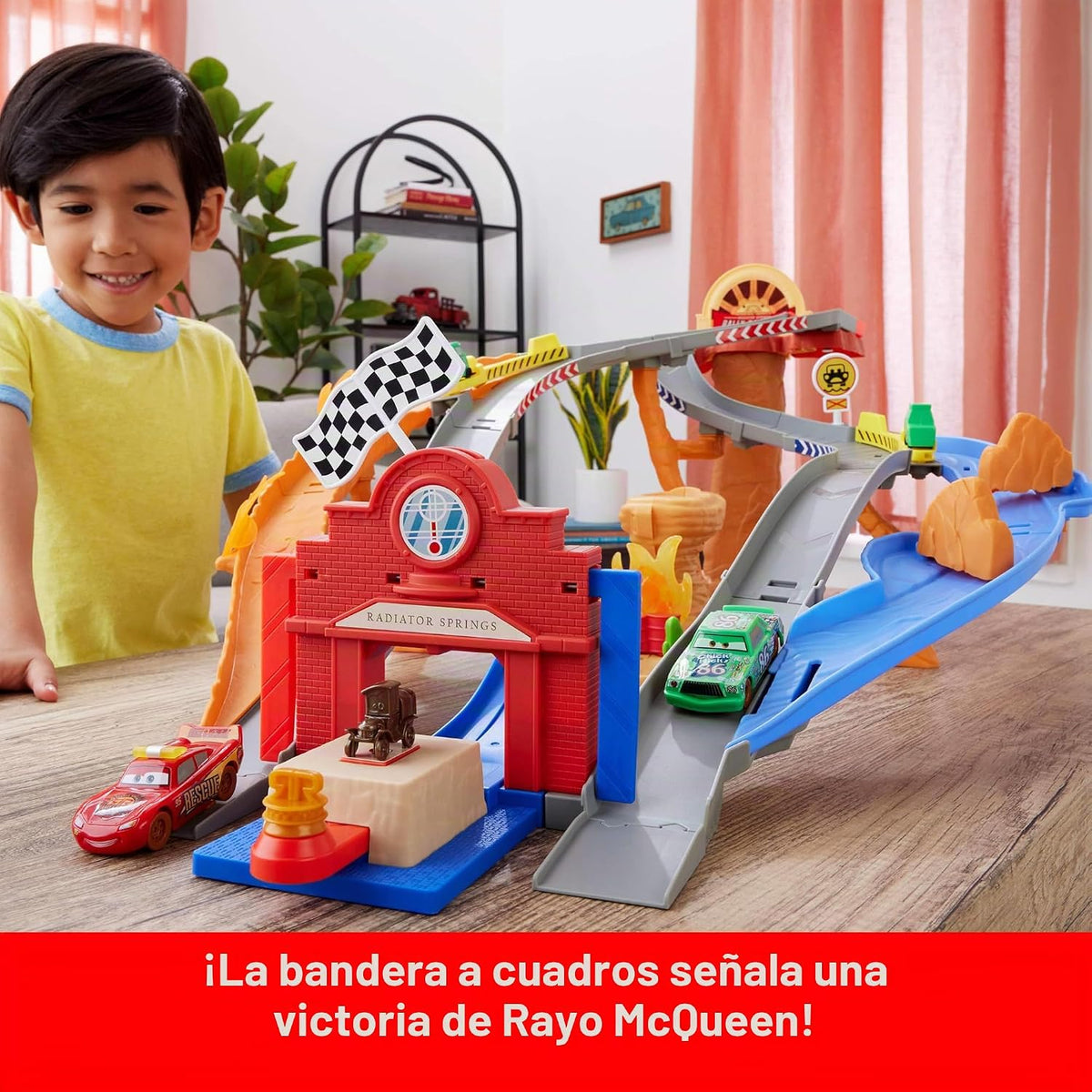 Mattel Disney y Pixar Cars Set de Juguetes, Rayo McQueen y Chick Hicks y 2 Vehículos del Equipo de Pobretones, 2 Maneras de Carrera, Pista de Carrera y Rescate Carretera de Rescate