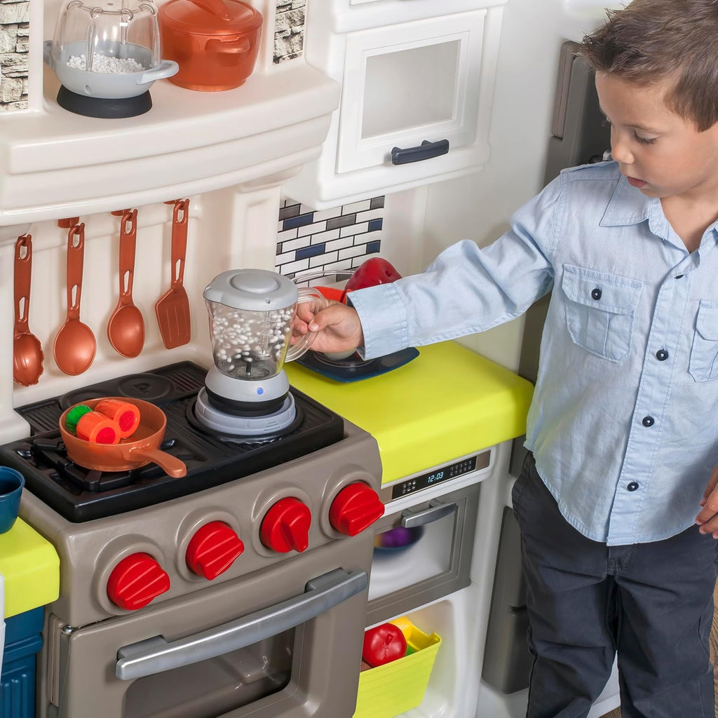 Step2 Elegant Edge - Juego de cocina para niños, cocina para interiores y exteriores, juego interactivo con luces y sonidos, hecho de plástico duradero, incluye 78 accesorios de juguete, para niños