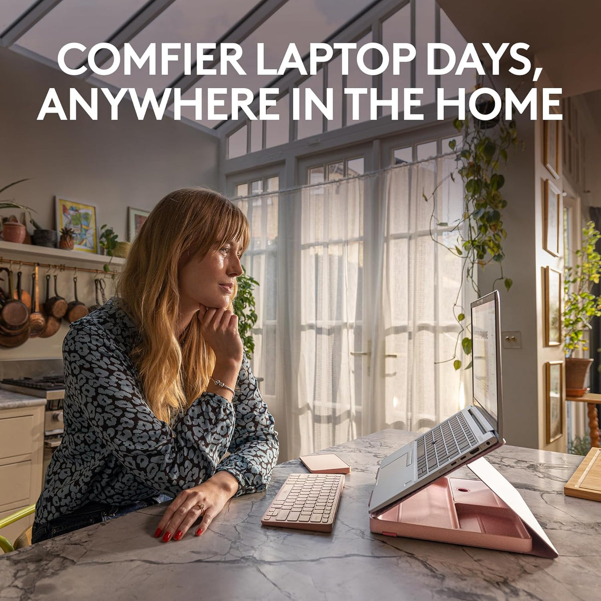 Logitech Casa Pop Up Desk Laptop Stand, teclado & Touchpad - Pink