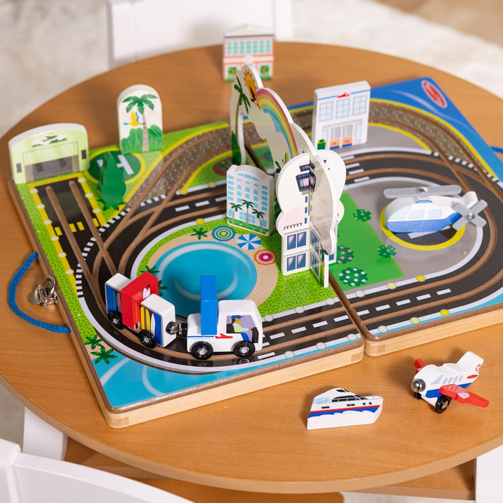Melissa &amp; Doug Juego de aeropuerto para llevar, vehículos, pist...