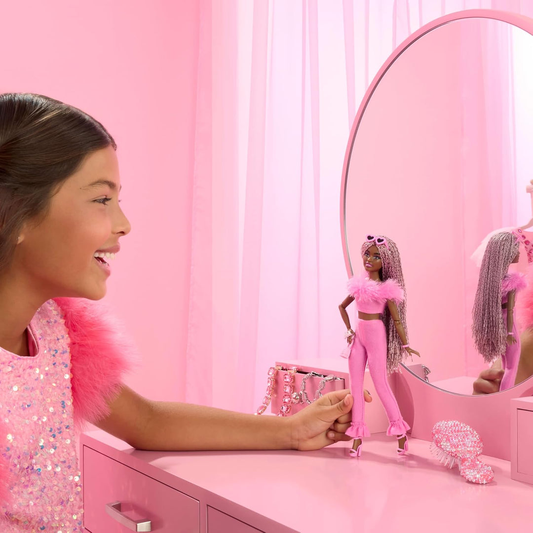 Barbie Muñeca de estilo Deluxe #4 en traje de Barbiecore, trenzas r...