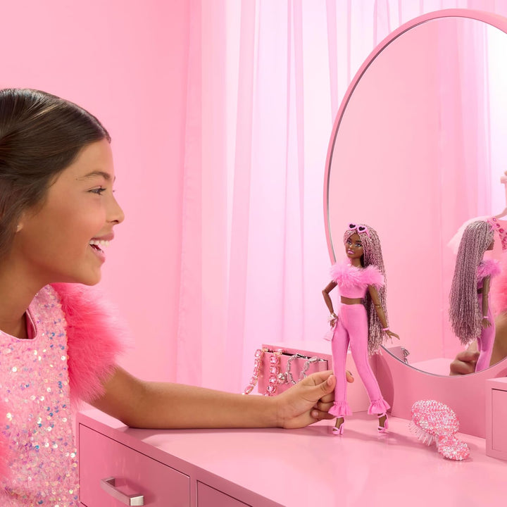 Barbie Muñeca de estilo Deluxe #4 en traje de Barbiecore, trenzas r...