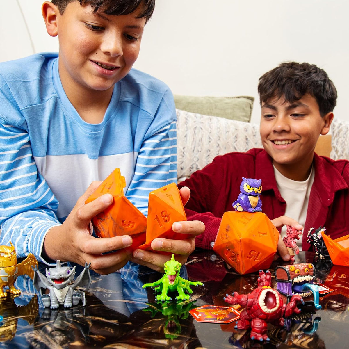 Dungeons & Dragons Questers Figuras de criatura, paquete de 3, figuras coleccionables de juguete de fantasía de D&D, pequeño cubo gelatinoso, Wyrmling plateado y cofre del tesoro mímico
