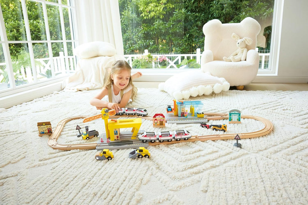 Hape Juego de construcción de grúa ferroviaria, accesorio de pista de tren de madera con grúa, cargador, camión volquete y rodillo de vapor, juguete educativo de construcción STEM para niños a partir