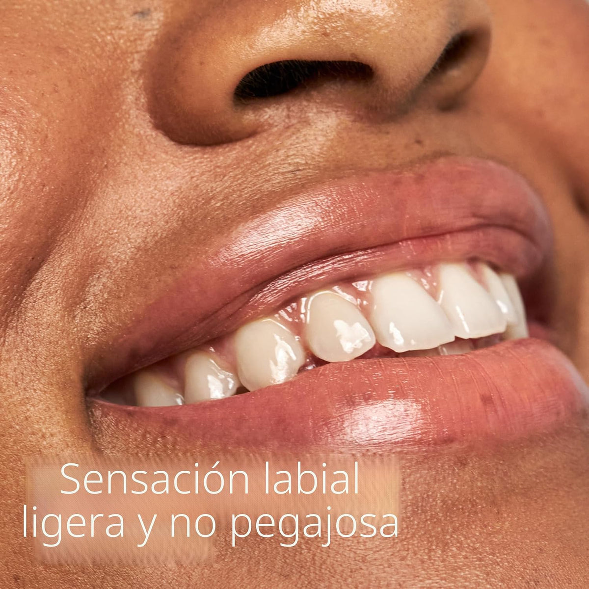 NIVEA Bálsamo labial Dewy con ácido hialurónico, ligero y ultrahidr...