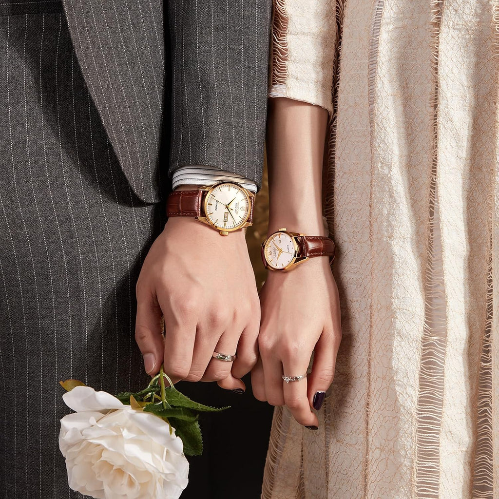 ROCOSJEWE R0101QL Juego de relojes para parejas - Caja clásica dorada con esfera blanca y correa de cuero marrón - Relojes automáticos de lujo de cuarzo para hombre y mujer - Regalo