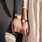 ROCOSJEWE R0101QL Juego de relojes para parejas - Caja clásica dorada con esfera blanca y correa de cuero marrón - Relojes automáticos de lujo de cuarzo para hombre y mujer - Regalo
