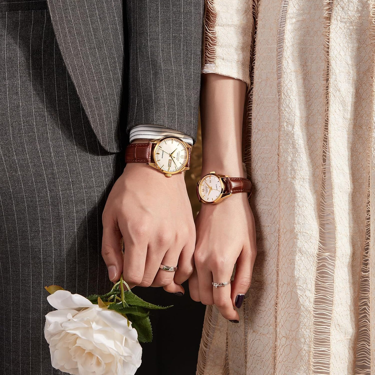 ROCOSJEWE R0101QL Juego de relojes para parejas - Caja clásica dorada con esfera blanca y correa de cuero marrón - Relojes automáticos de lujo de cuarzo para hombre y mujer - Regalo