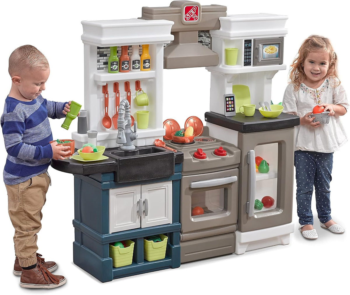 Step2 Moderno juego de cocina Metro para niños, incluye más de 30 accesorios de cocina de juguete, características interactivas para juegos de simulación, juego para interiores y exteriores, dimensiones 44.75 pulgadas de alto x 46.5 pulgadas de ancho x