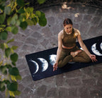 Esterilla de yoga de viaje impresa - Esterilla de ejercicios y entrenamiento de 1/16 de pulgada de grosor, antideslizante, con bolsa de transporte, plegable, ligera, de gamuza y goma natural