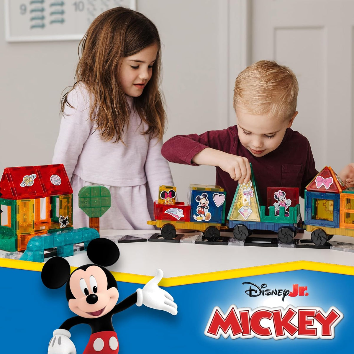 Tytan Juego oficial de azulejos magnéticos de tren gigante de Mickey Mouse Junior de Disney – 112 piezas de juguete STEAM con cubos magnéticos, bases con ruedas, calcomanías reutilizables y manual de