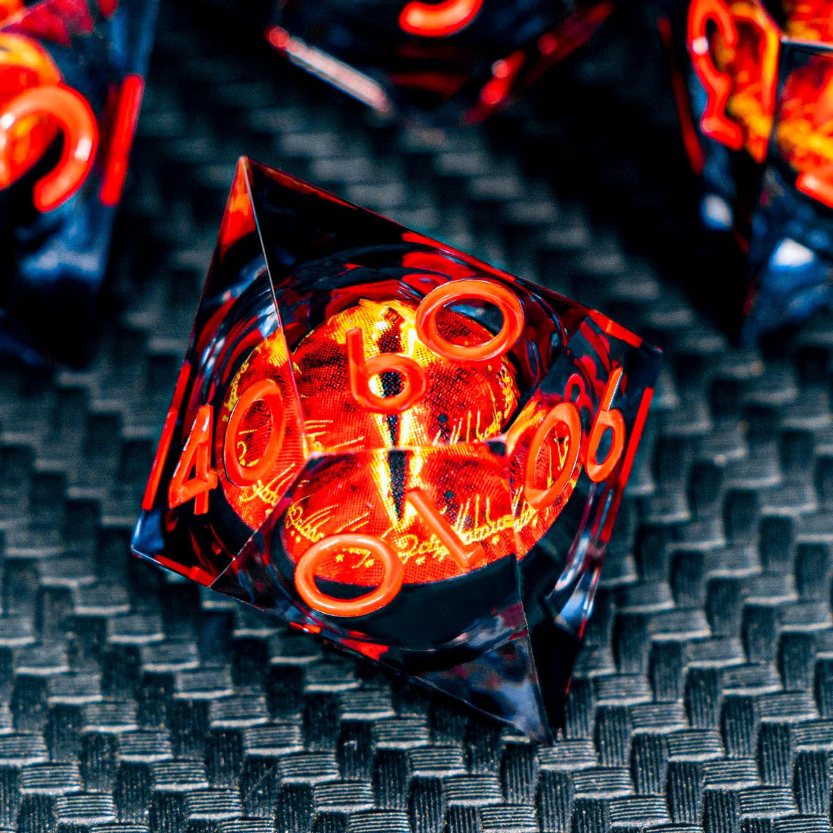 ARUOHHA DND - Juego de dados de resina con ojos de gacela, núcleo líquido y llamas, juego de dados RPG de bordes afilados con caja de regalo, juego de dados poliédricos D y D compatibles con el juego