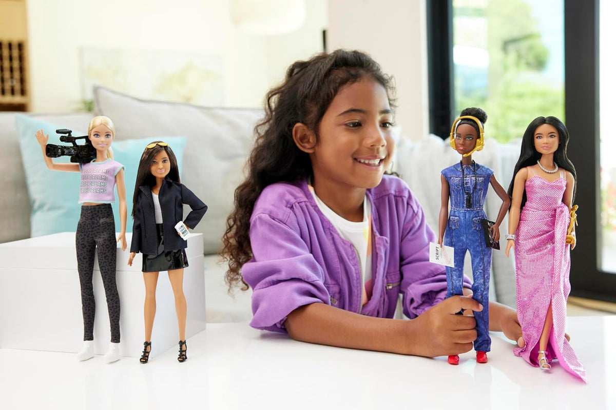 Barbie Carreras - Juego de 4 muñecas y accesorios, mujeres en cine con ejecutiva de estudio, directora, directora de fotografía y estrella de cine en apariencia extraíble
