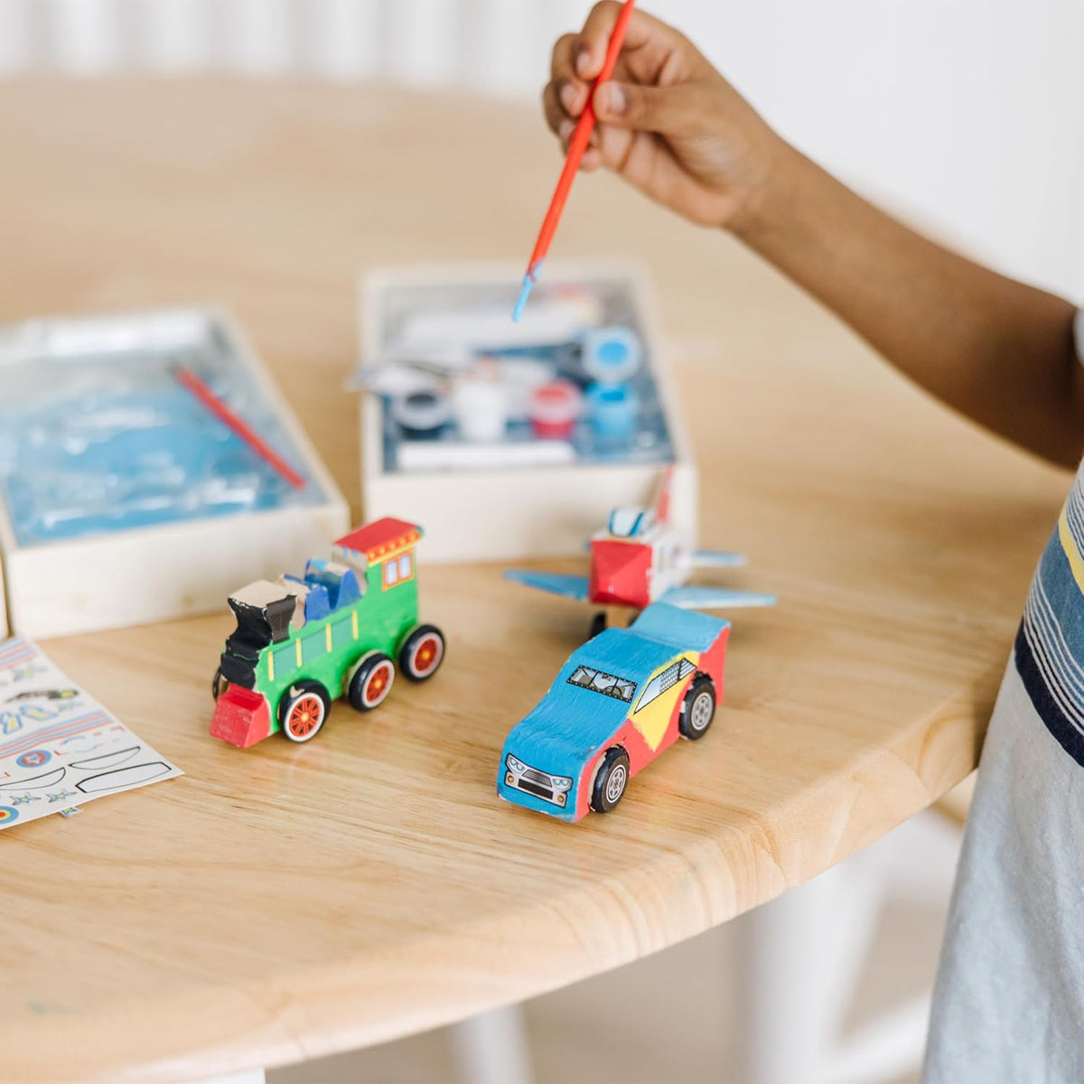 Coche de carreras DYO de Melissa & Doug.