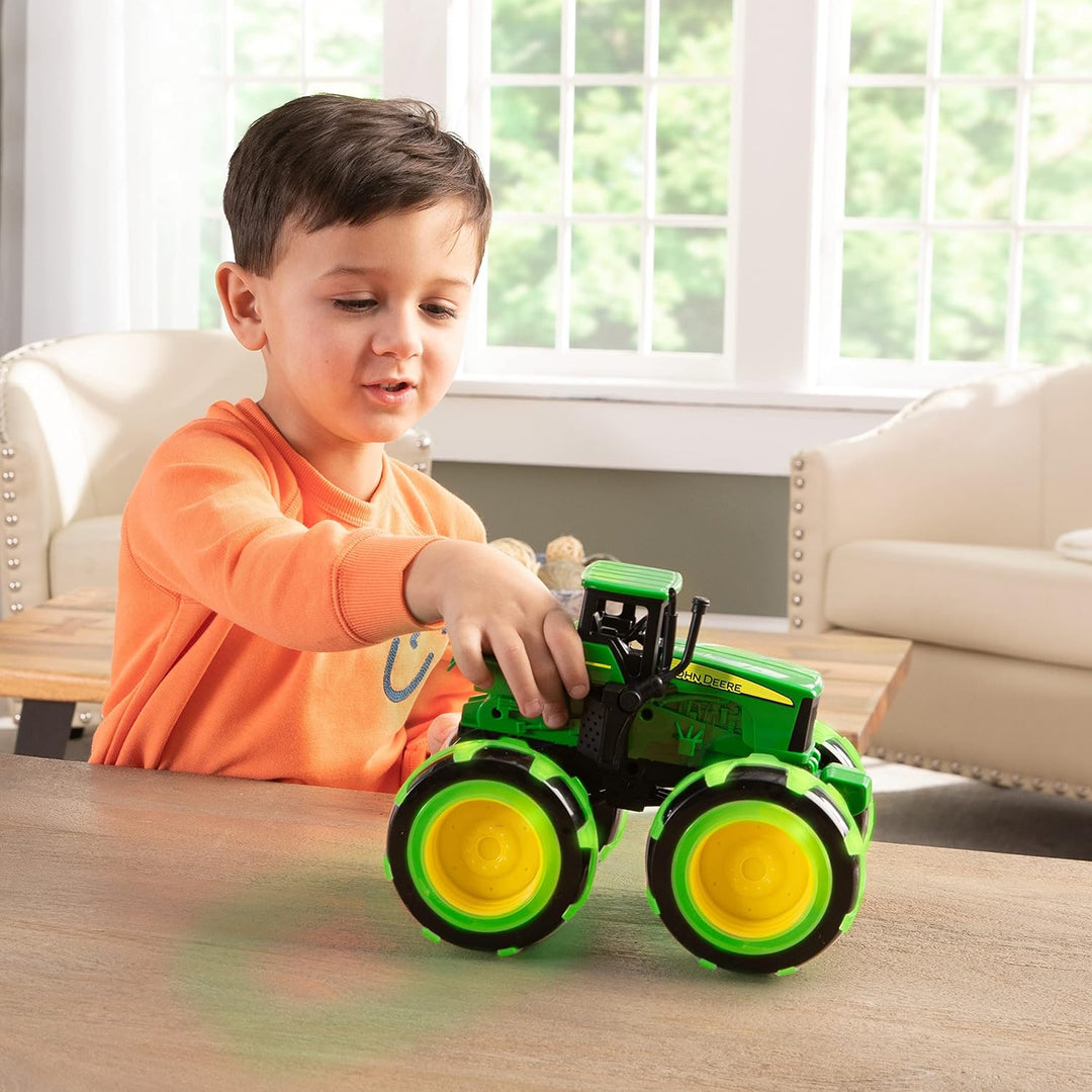 Monstruo John Deere con ruedas y huella iluminada Tractor