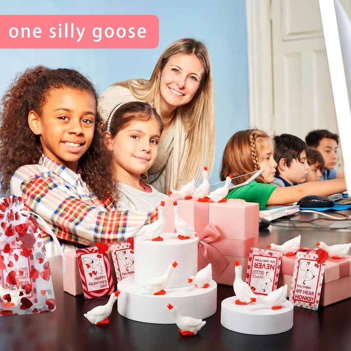 Amyhill Juego de 24 mini figuras de ganso de resina de San